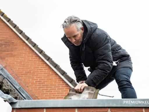 inspecteren van de dakpannen